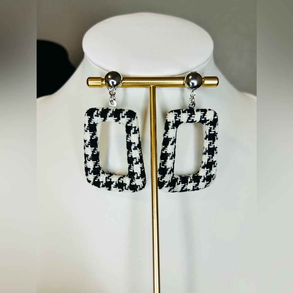 #513 | Women’s Black & White Classic Houndstooth Dangle Earrings